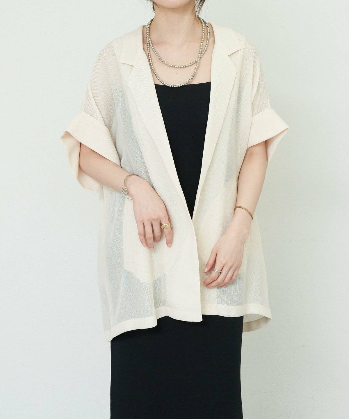 ワンピースコーデの女性