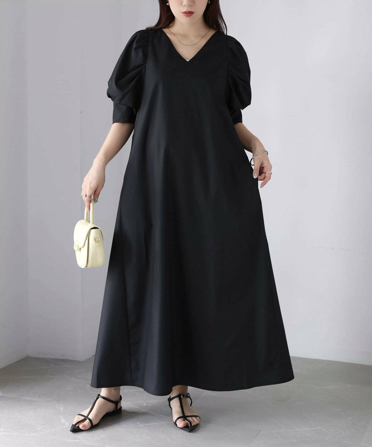 ワンピースコーデの女性