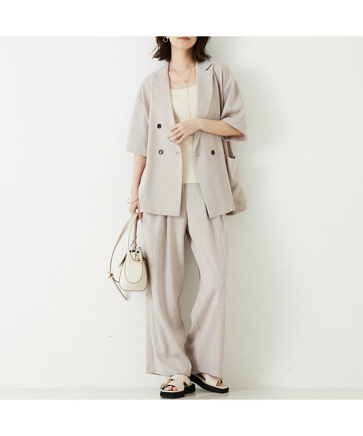 夏コーデの女性