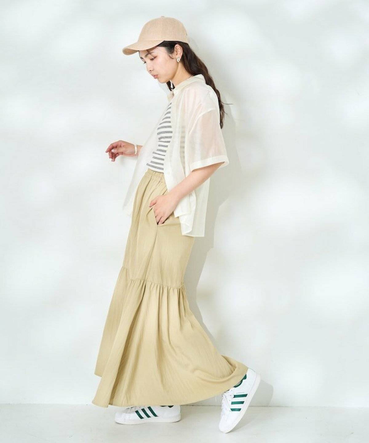 夏コーデの女性