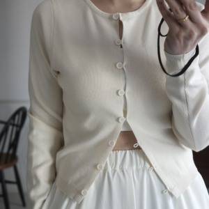 羽織っても一枚でもつかえる！着回し力が上がる「2WAYプルオーバーカーデ」