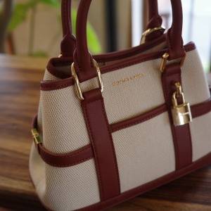 カジュアルなのに上品。都会的ムードをプラスする「ミニキャンバストート」