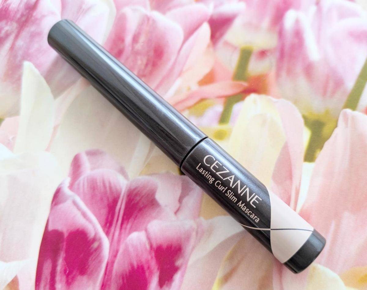 セザンヌ耐久カールスリムマスカラ花柄背景