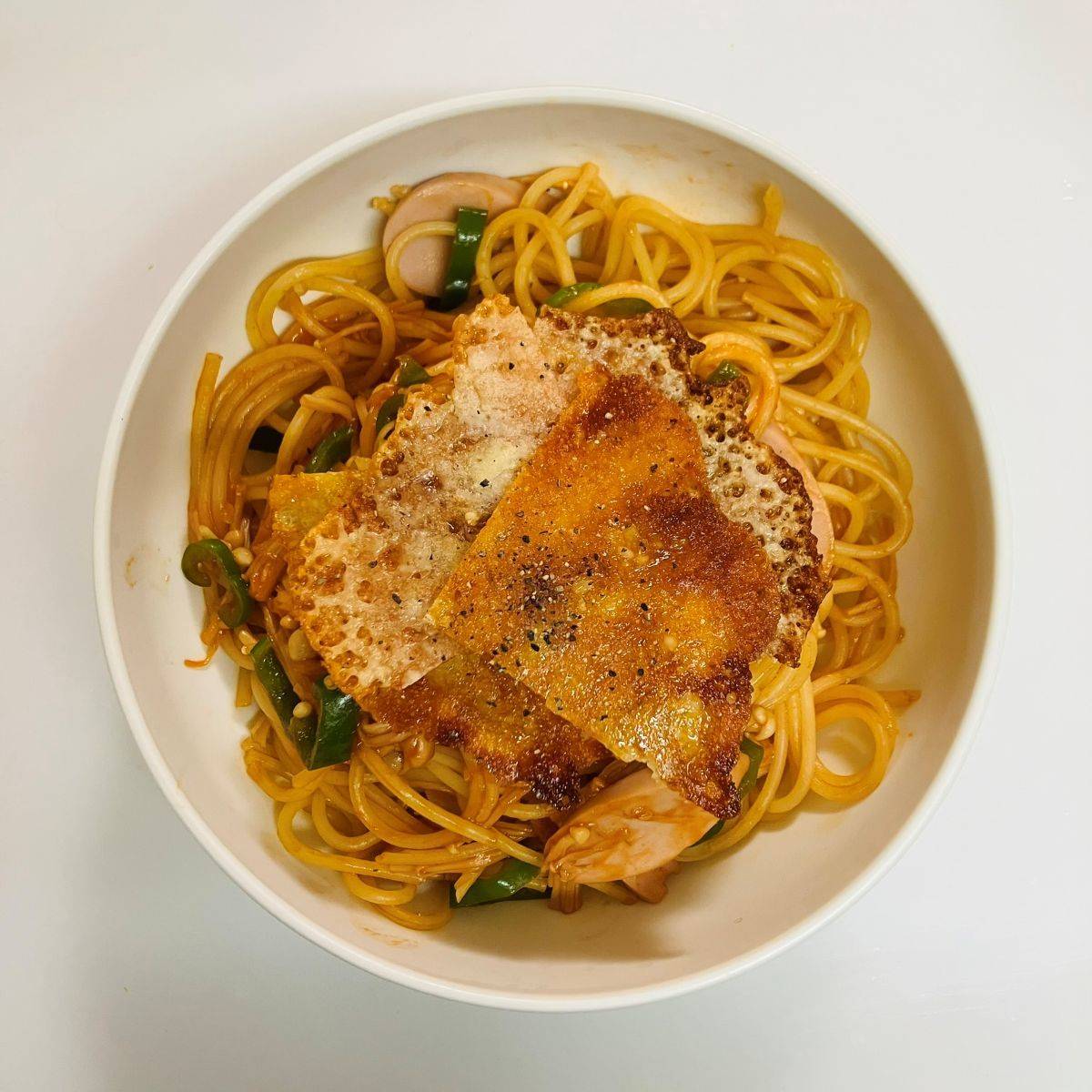 マ・マー公式の「食感が楽しい!パリパリチーズのきのこナポリタン」のレシピ