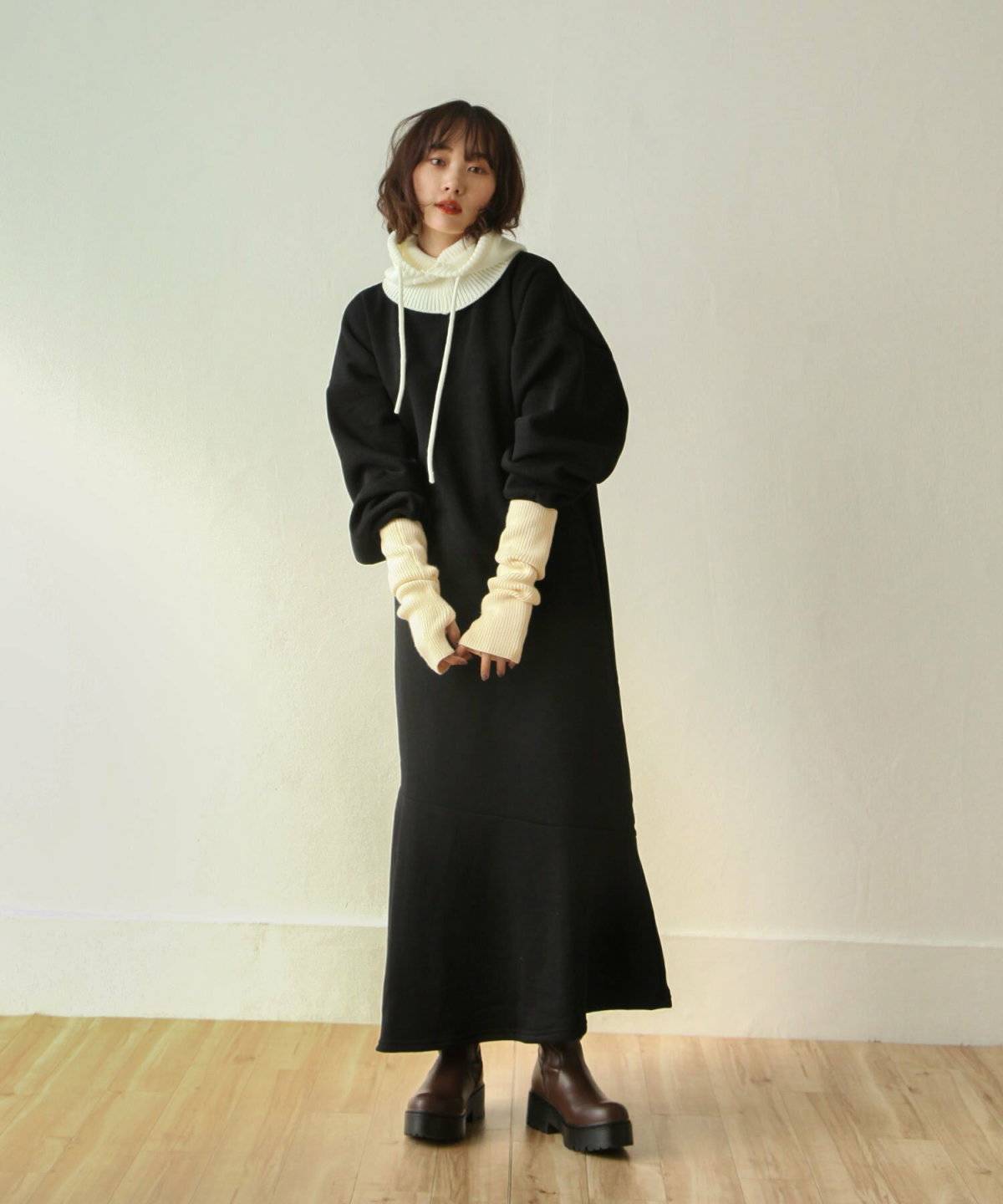 白トップスにブラウンのスカートを合わせた女性