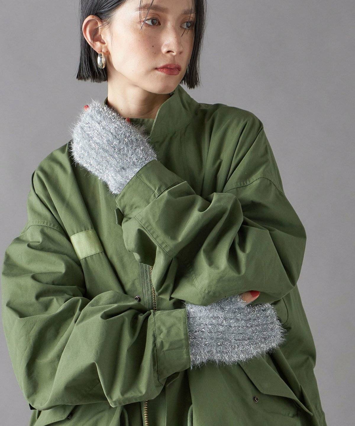 ブルゾンに花柄スカートを合わせた女性