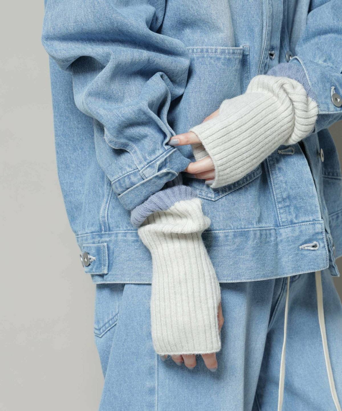 黒ニットにデニムのセットアップを合わせた女性