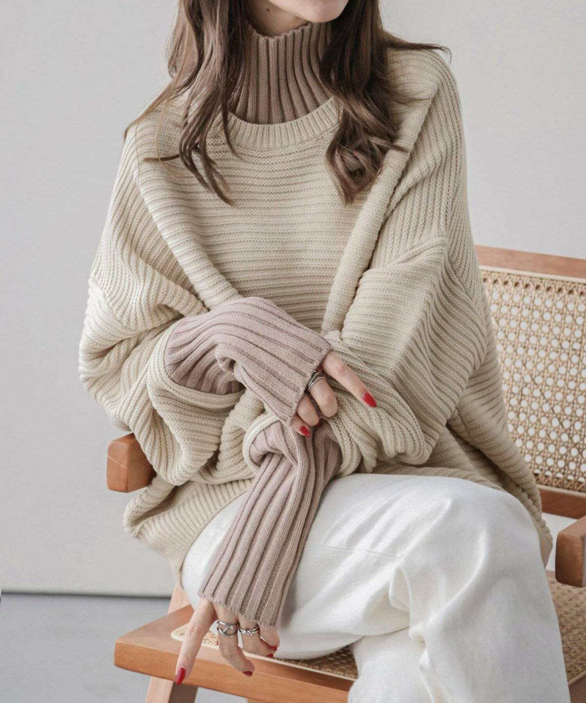 ベージュのワントーンコーデの女性