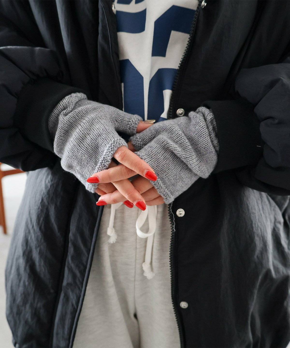 モノトーンコーデの女性