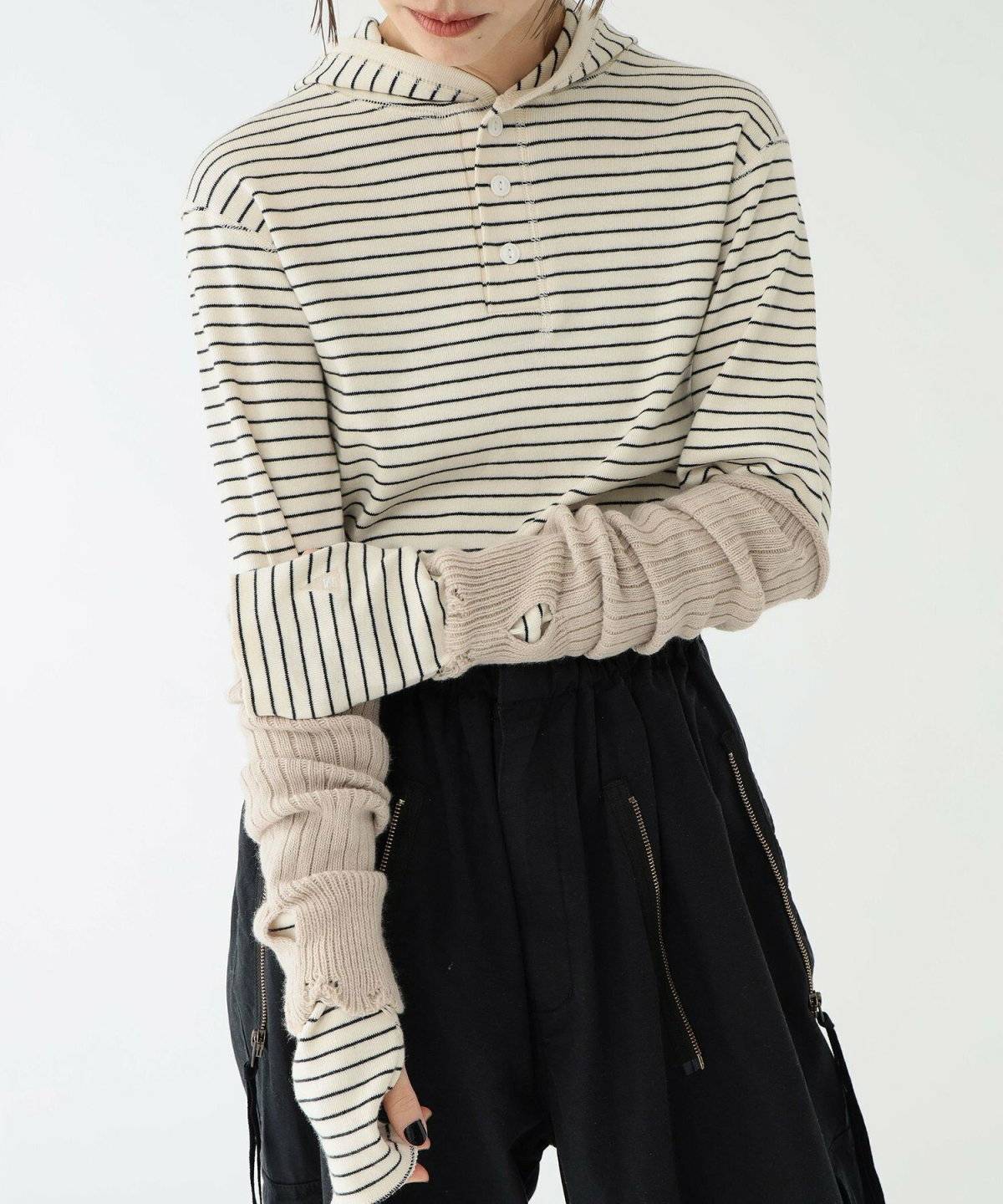 ボーダー柄のトップスにデニムを合わせた女性