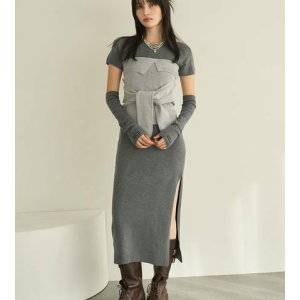  ワンピースコーデの女性 