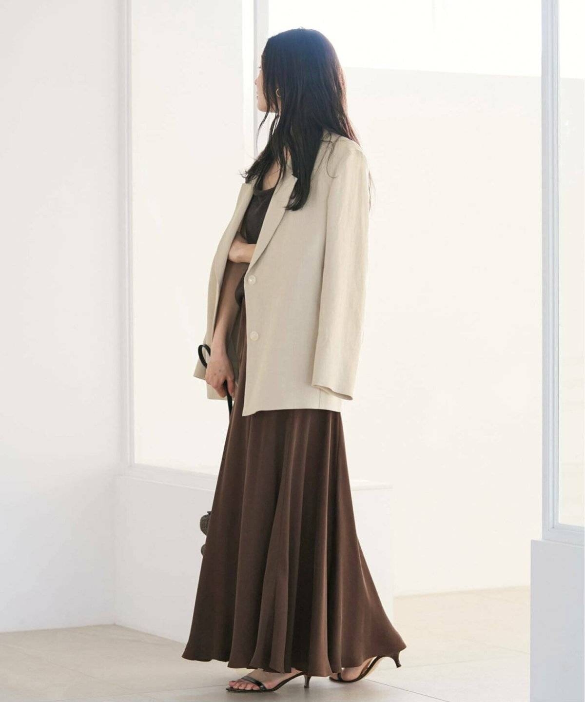 スカートを履いた女性