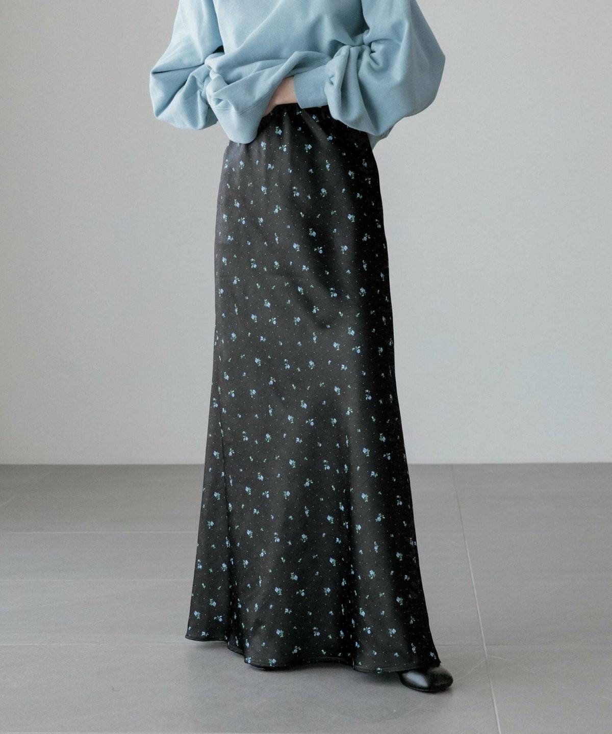 スカートを履いた女性