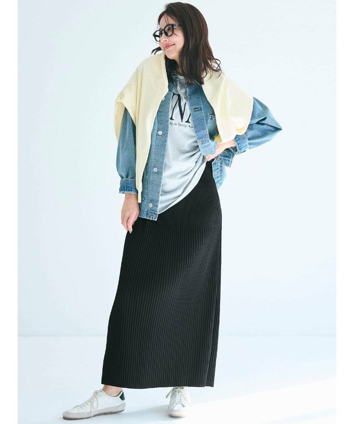 スカートを履いた女性