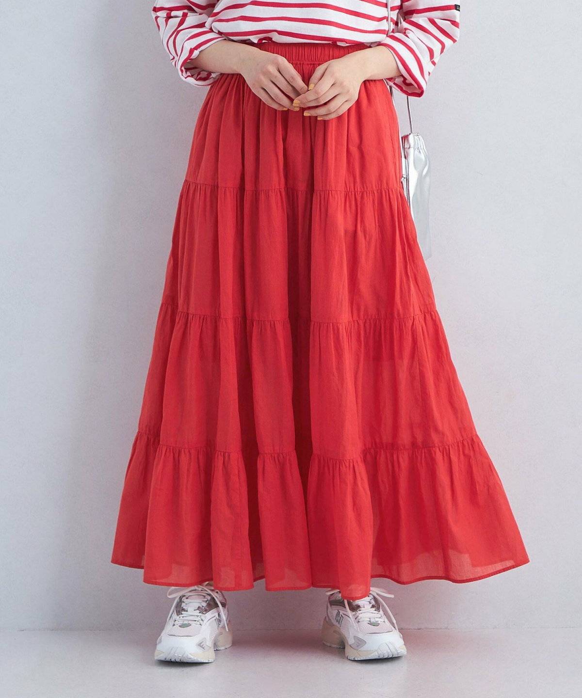 スカートを履いた女性