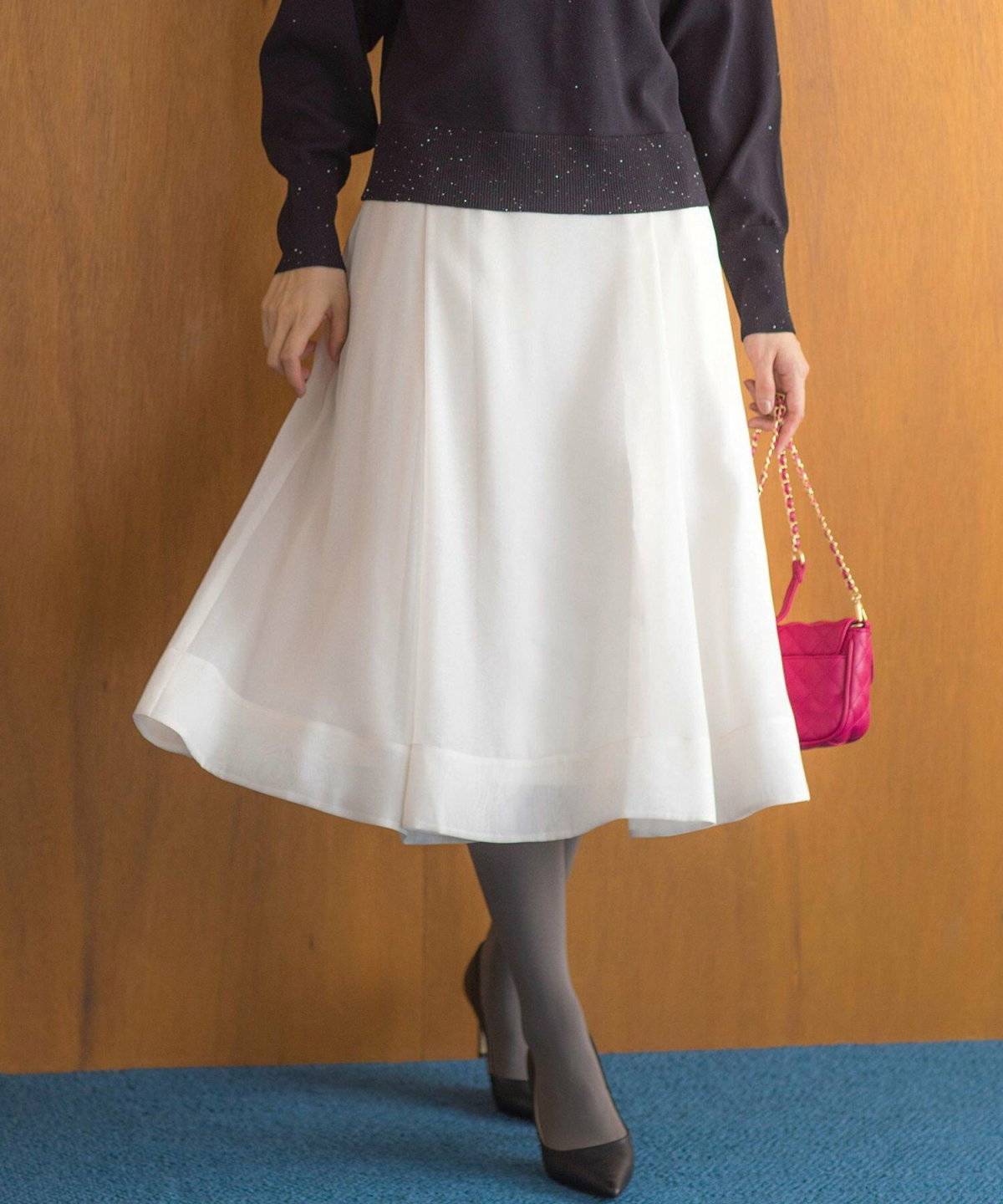 スカートを履いた女性