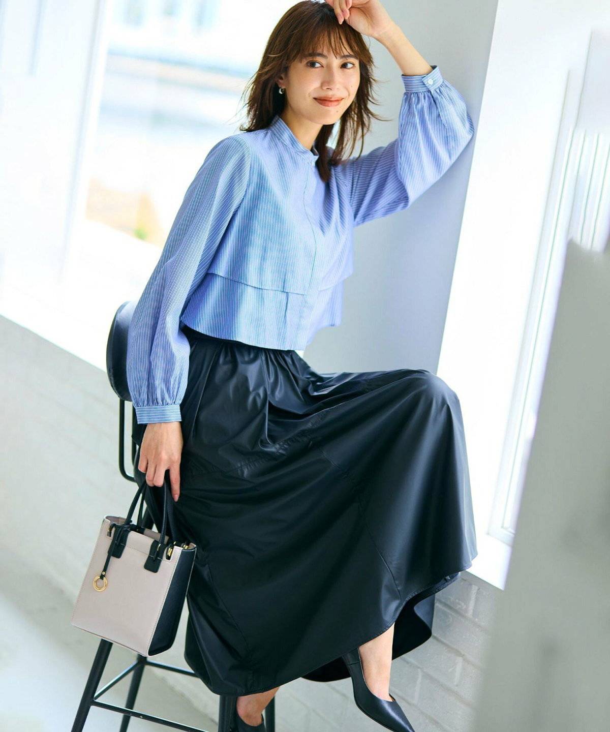 スカートを履いた女性