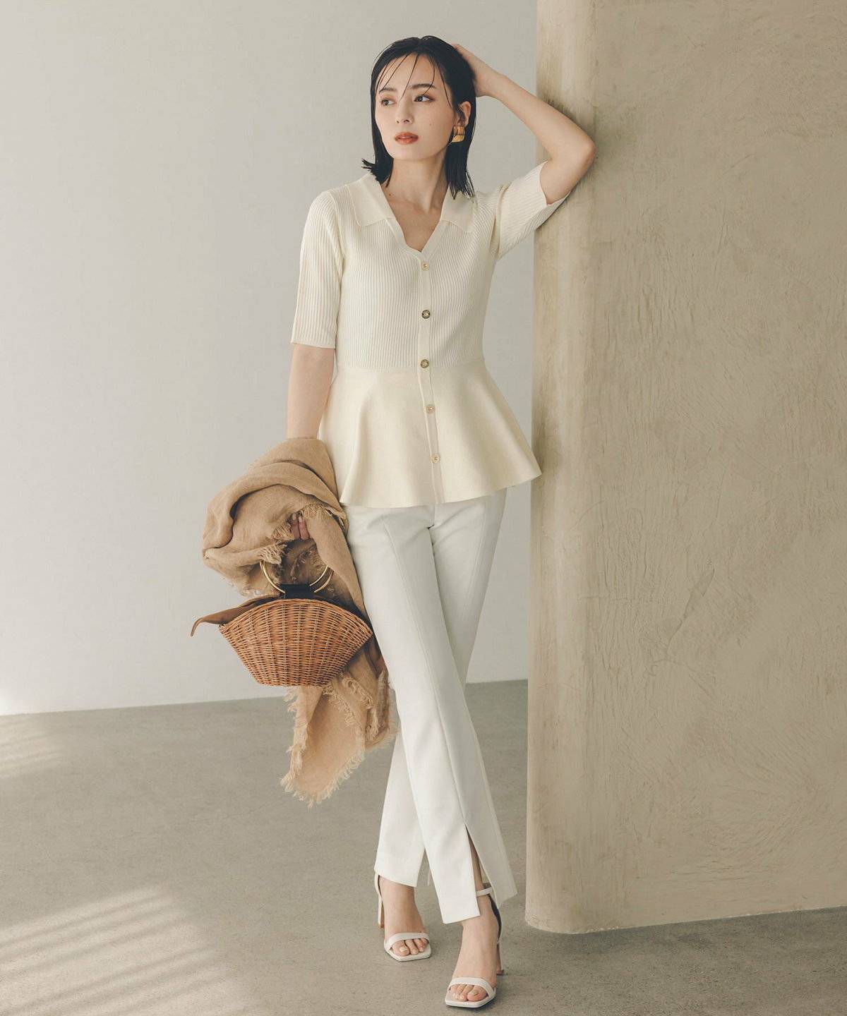 サンダルコーデの女性