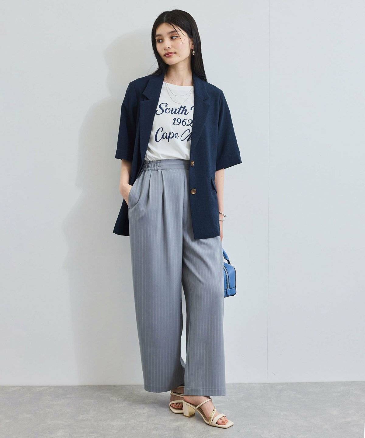 サンダルコーデの女性