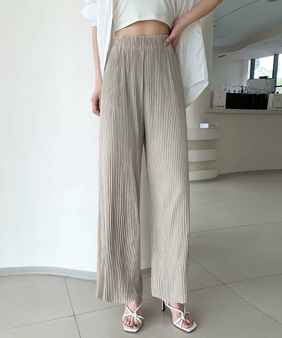 サンダルコーデの女性