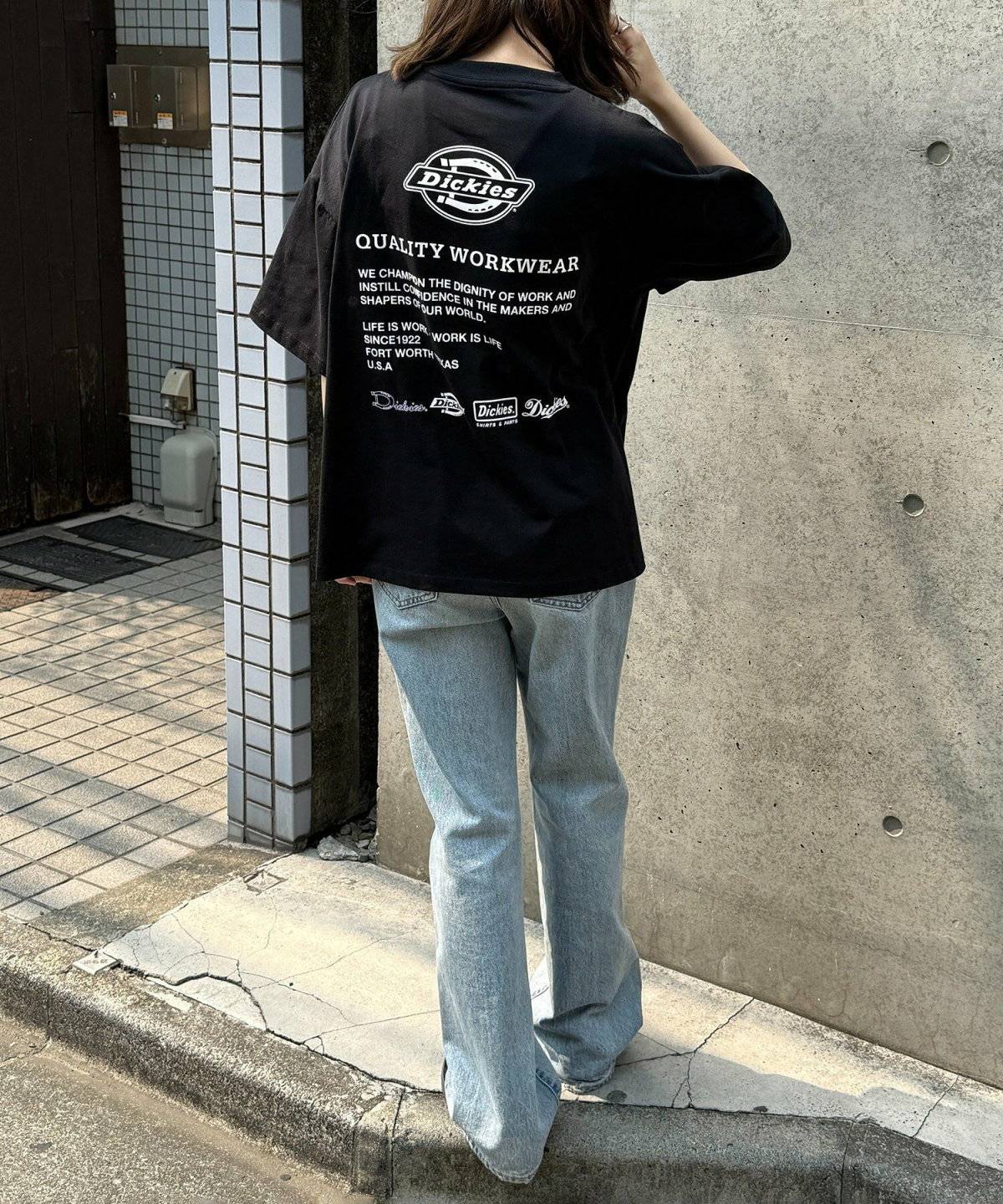 サンダルコーデの女性