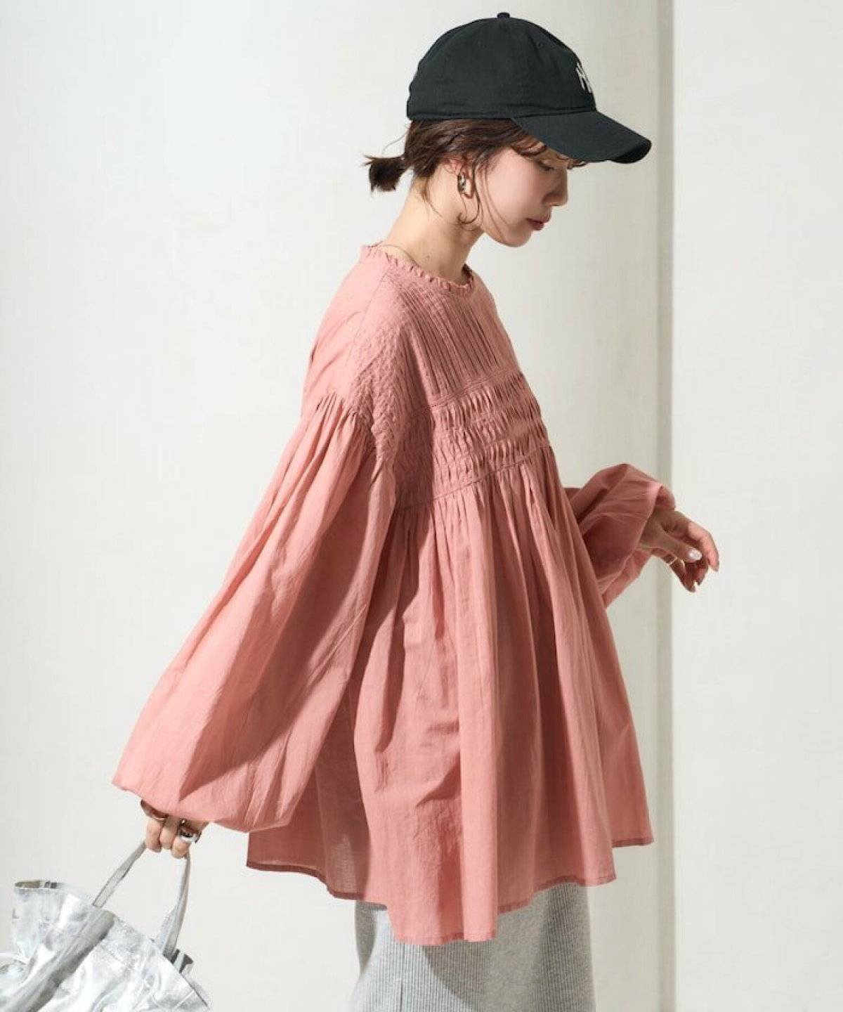 サンダルコーデの女性