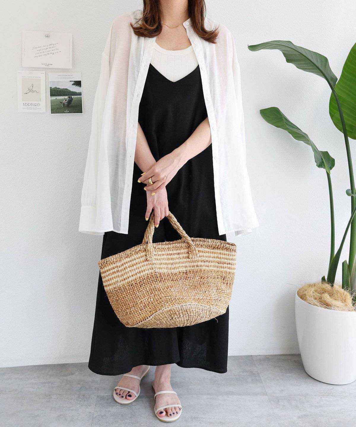 サンダルコーデの女性