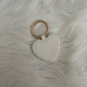 片手ふさがる問題に終止符。磁石でパチっと挟むだけの「ハットクリップ」が便利すぎ♪