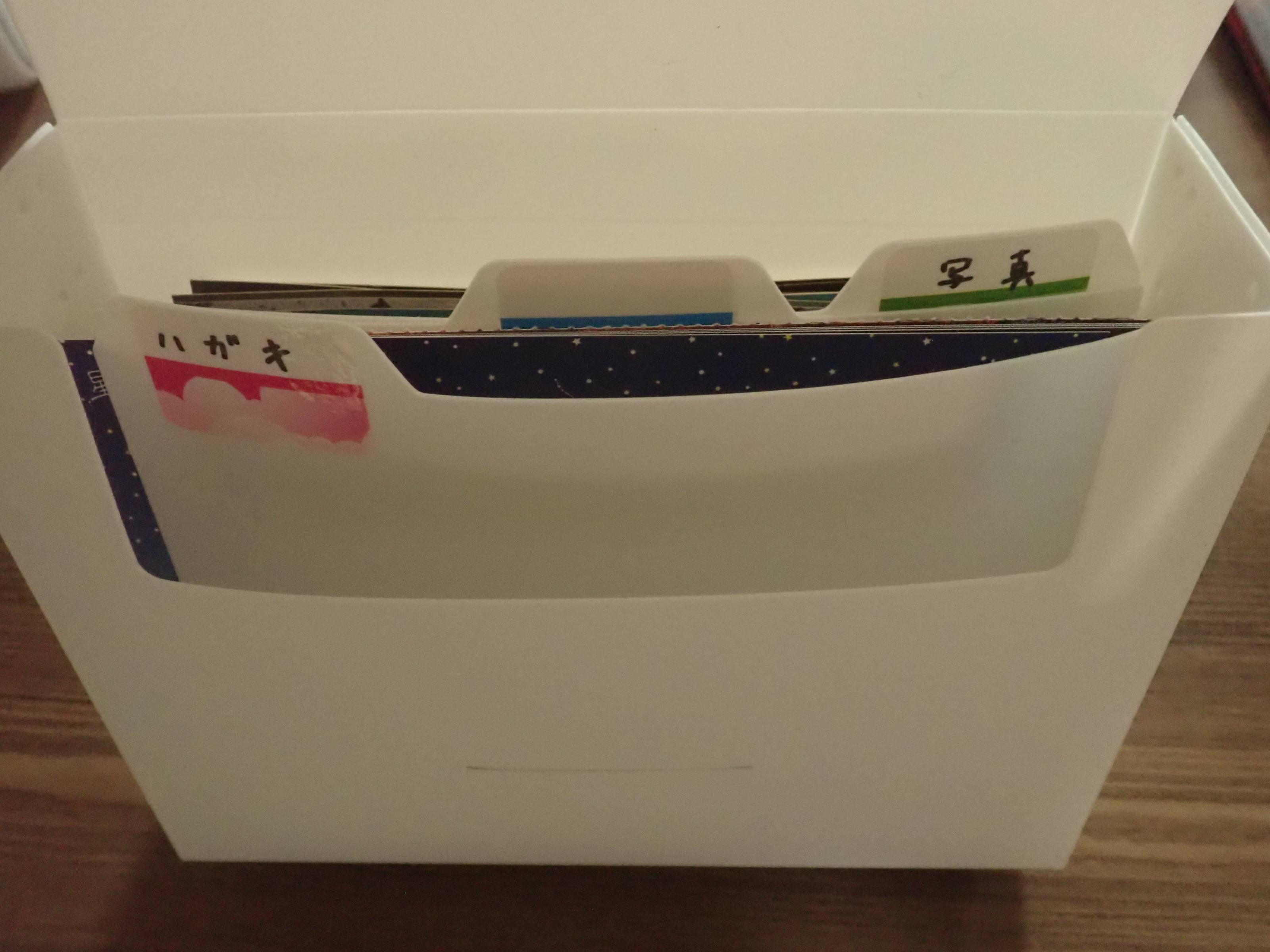 ダイソーのハガキ・写真まとめて収納ボックス 180枚 仕切り3枚 インデックスシール付き