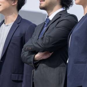  未来と目標を見上げるビジネスマン 