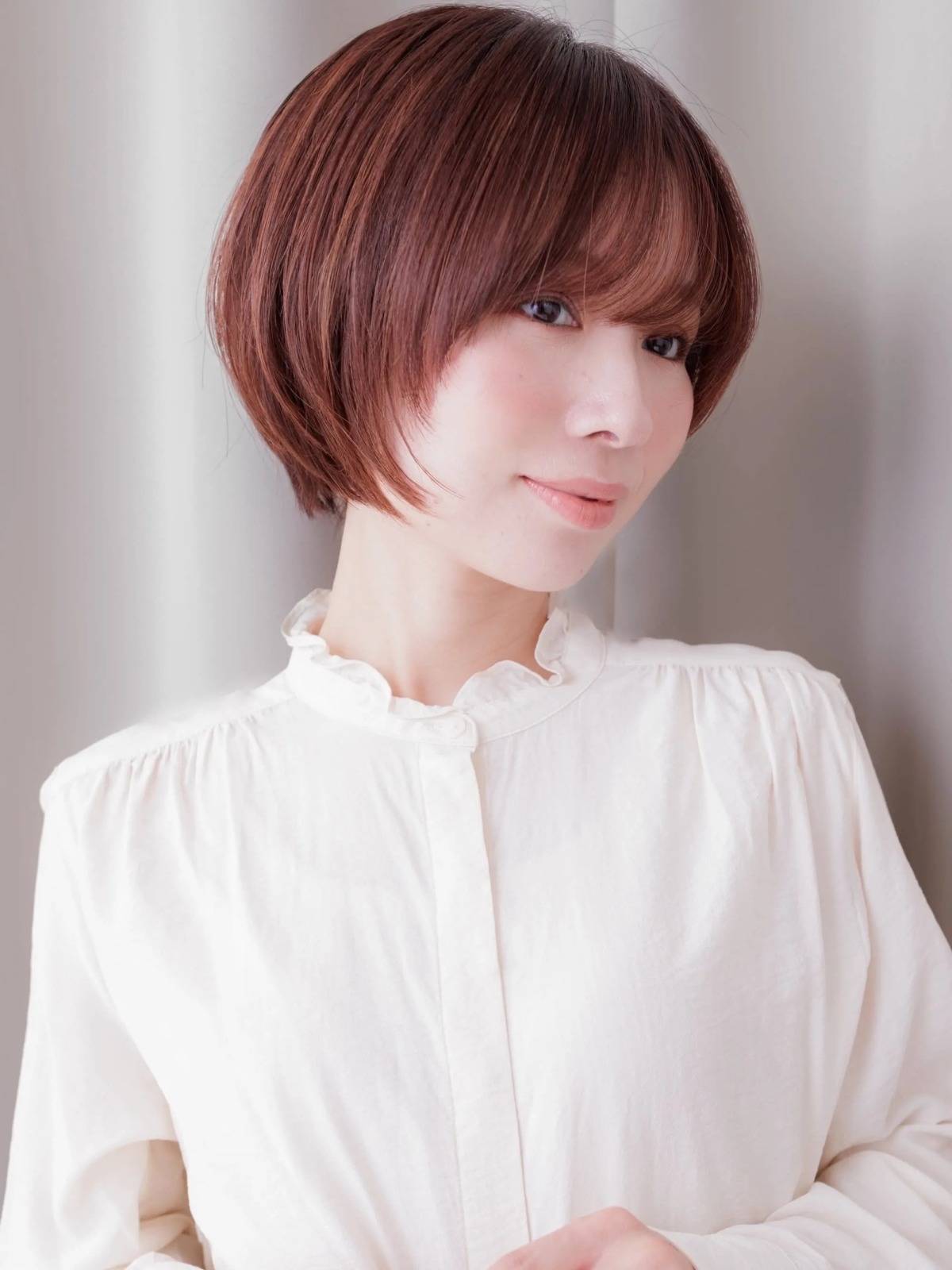 レッドカラーのきれいめショート