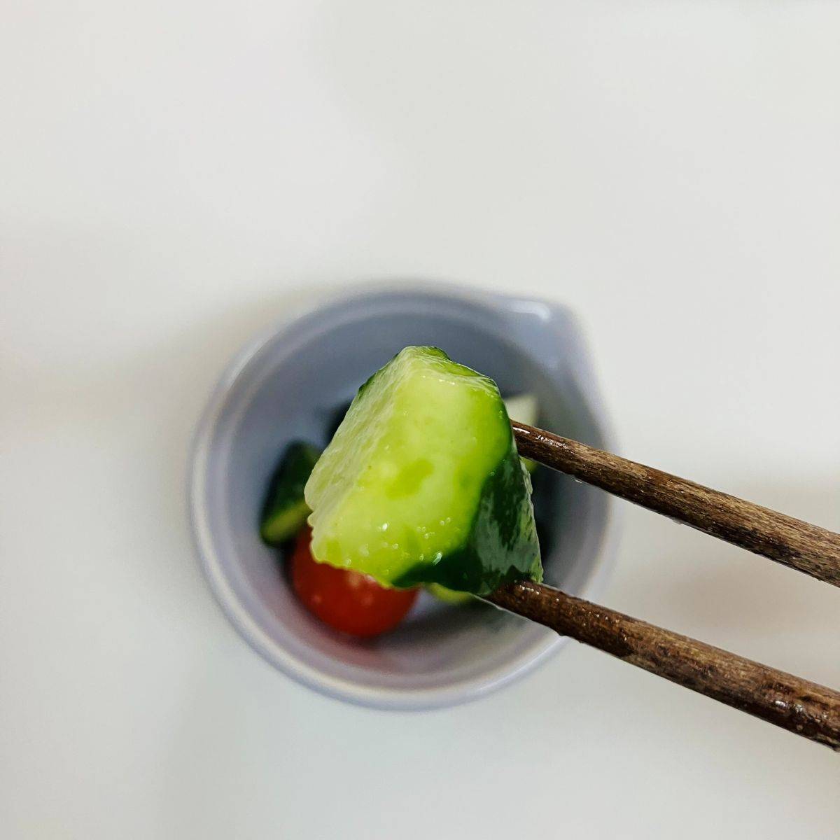 永谷園公式の「待つだけでトマトときゅうりの浅漬け」のレシピ