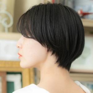  シンプル黒髪ショート 