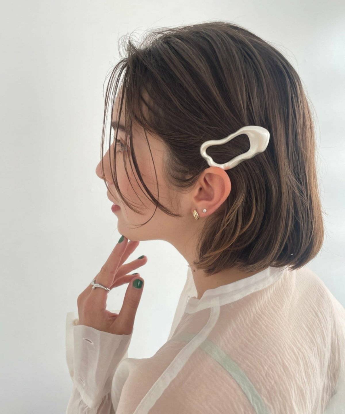 耳掛けボブとバレッタ