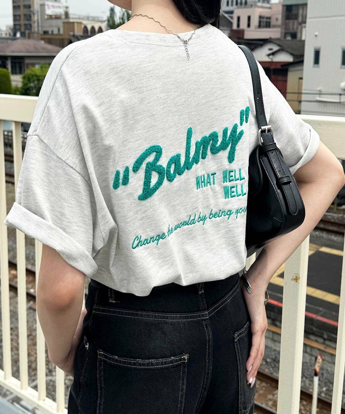 初夏コーデの女性