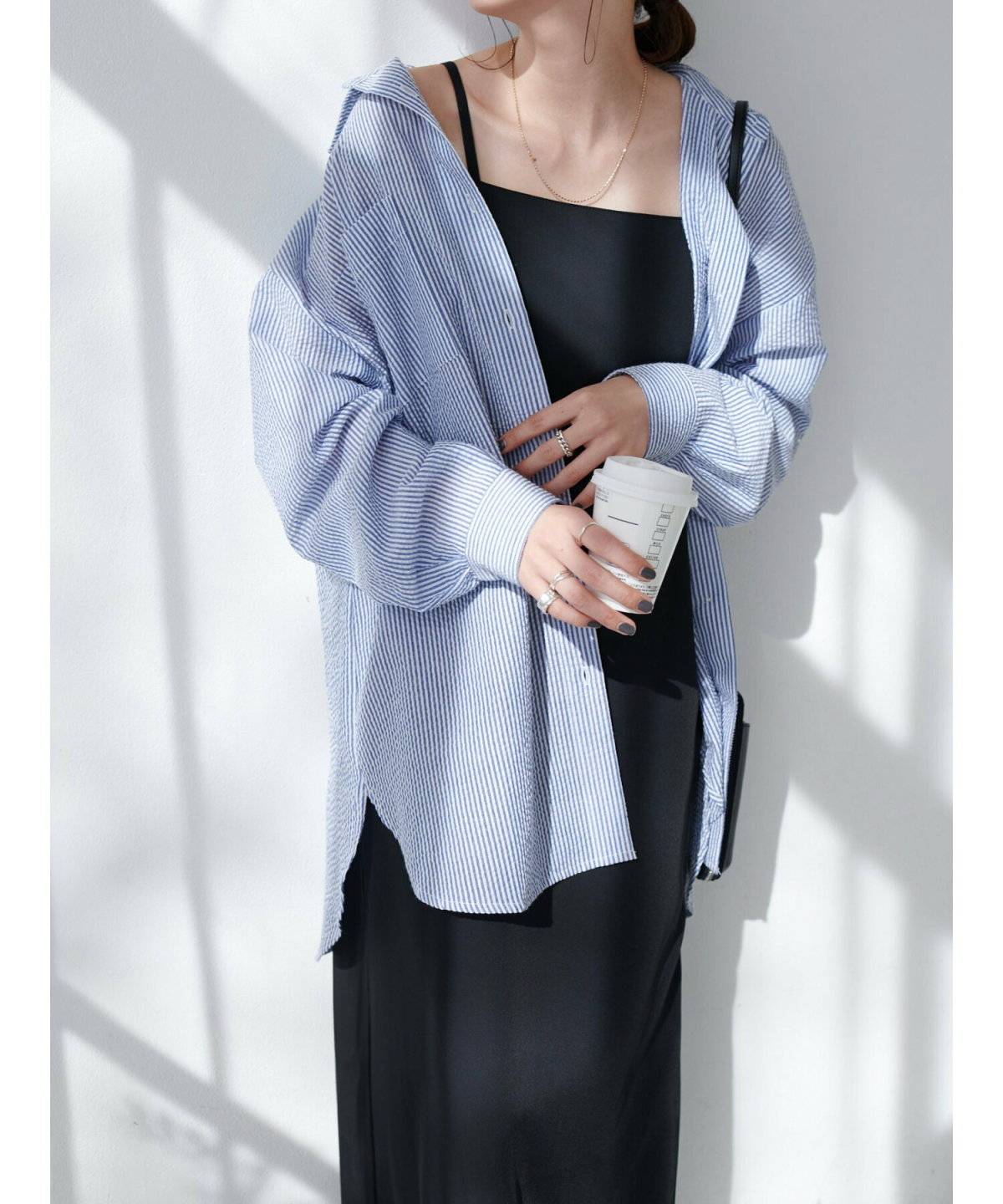 春コーデの女性