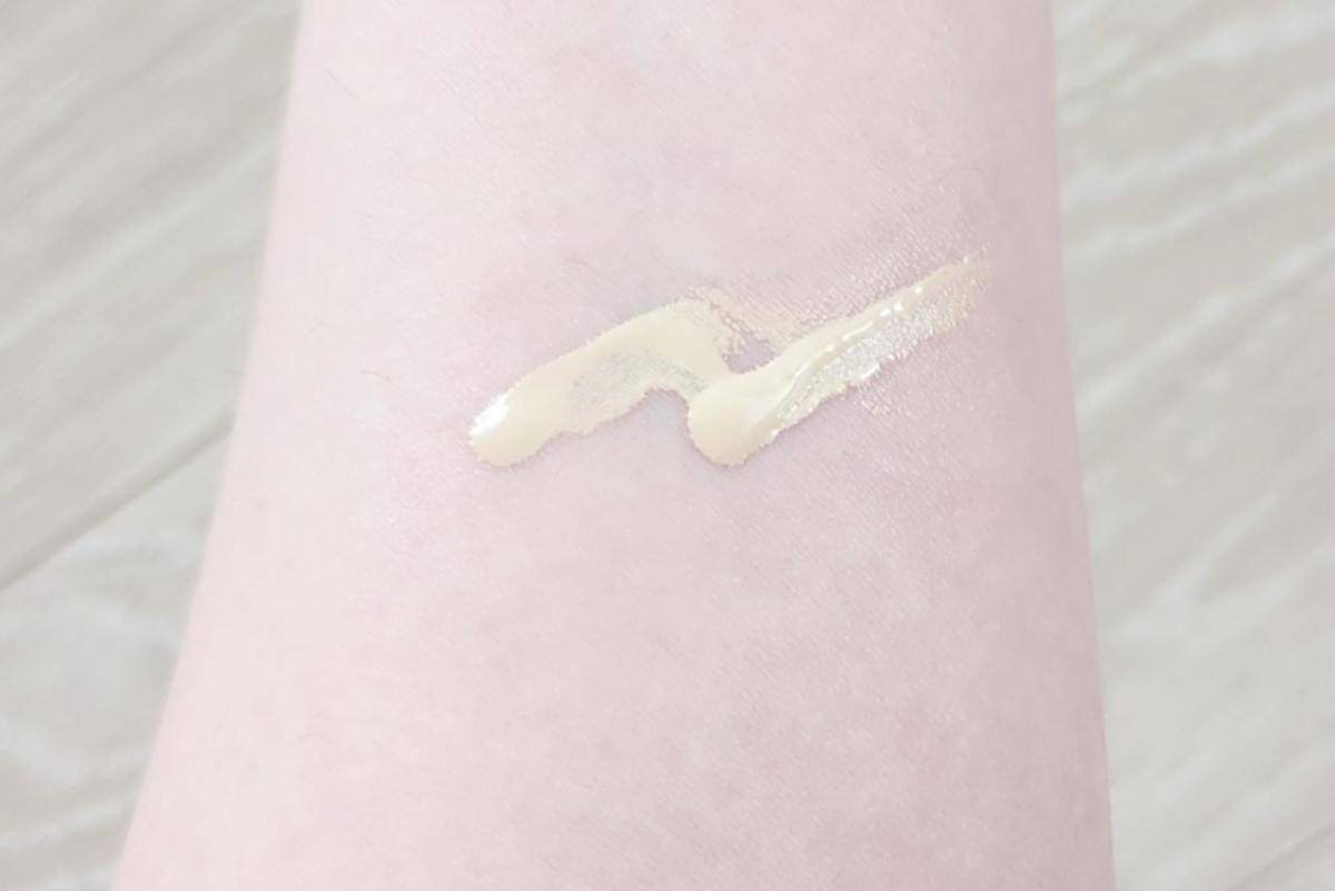 マックスタジオラディアンスセラムファンデーションを腕にのせた画像