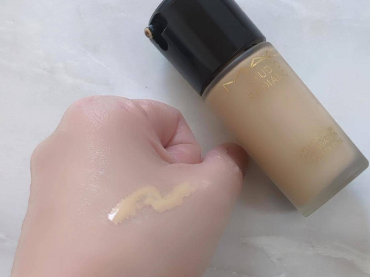 マックスタジオラディアンスセラムファンデーション手にのせた画像