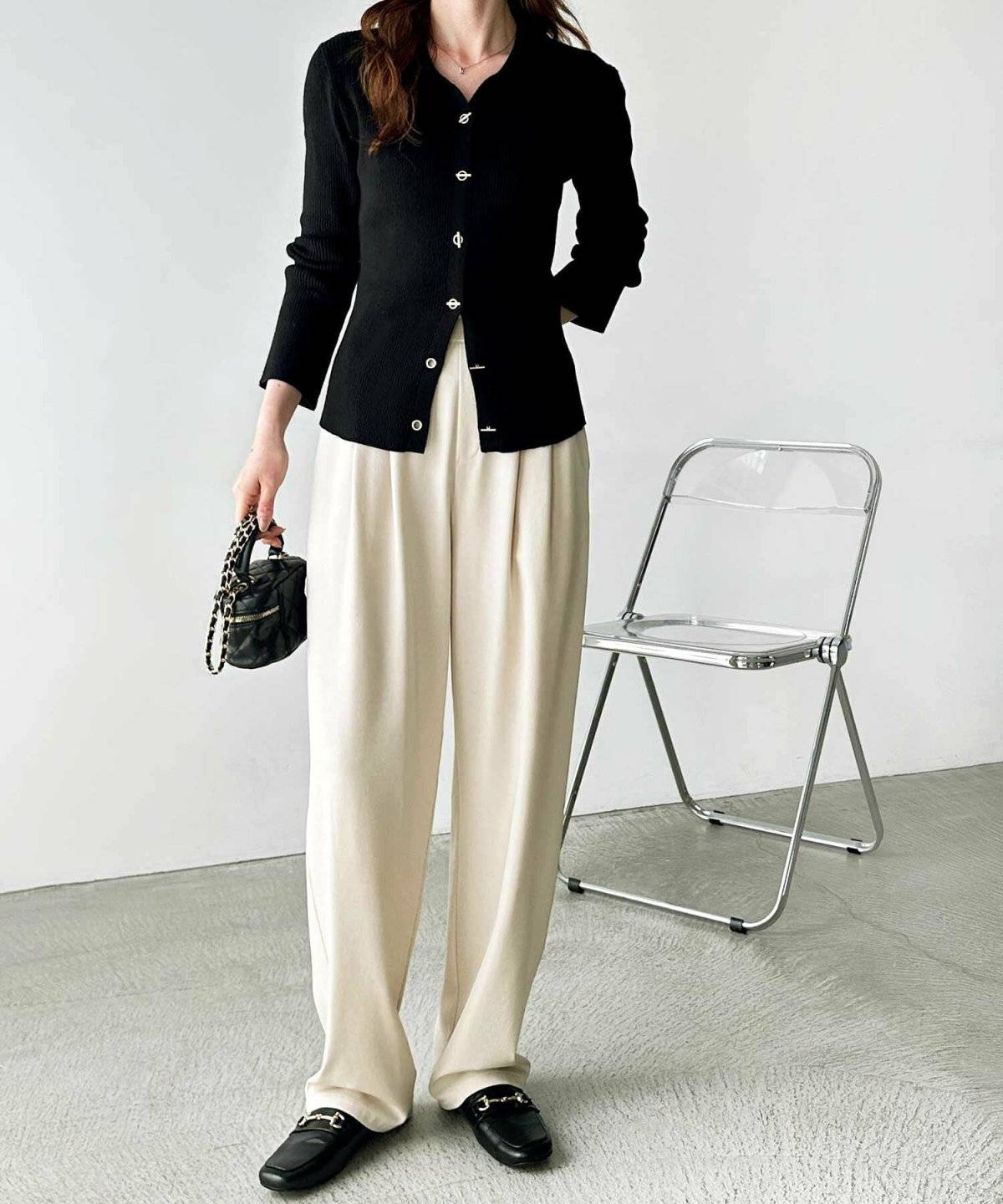 ホワイトパンツ×ローファー