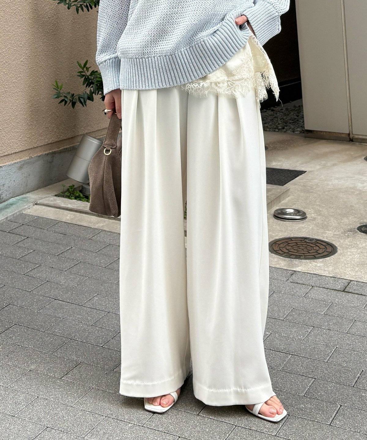 ワイドパンツもキレイめに