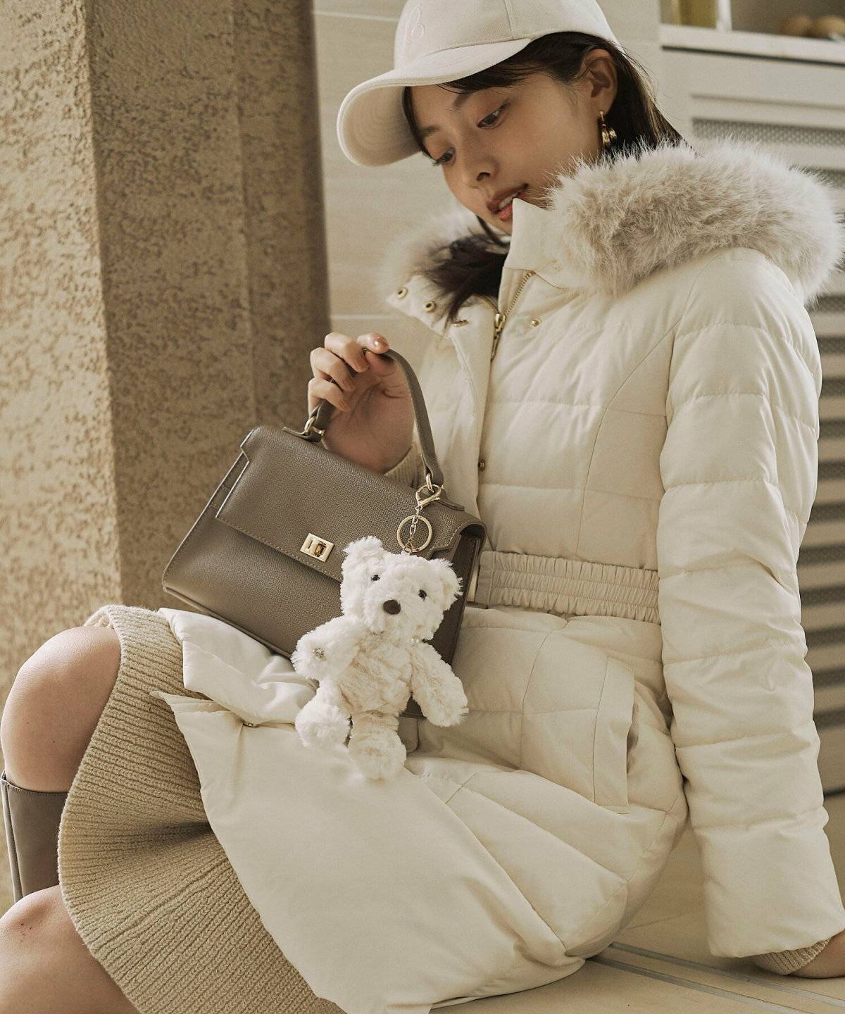 ロング丈のダウンコートでキレイめに防寒