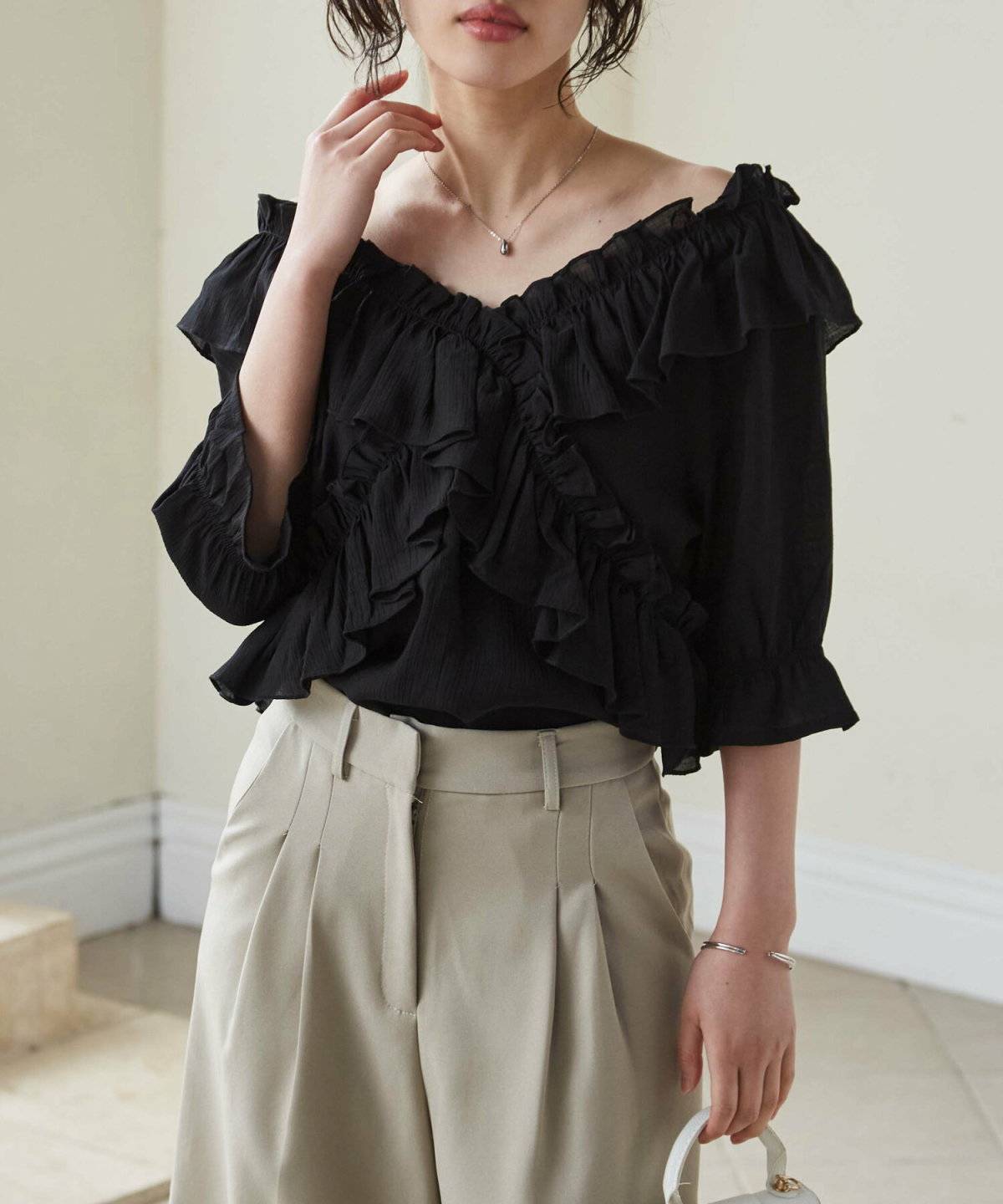 オフショルダートップスを着た女性