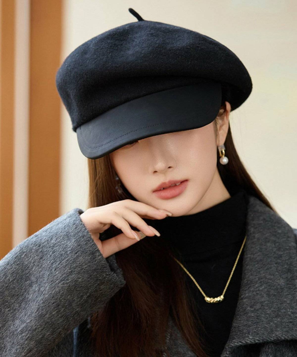 帽子を被った女性