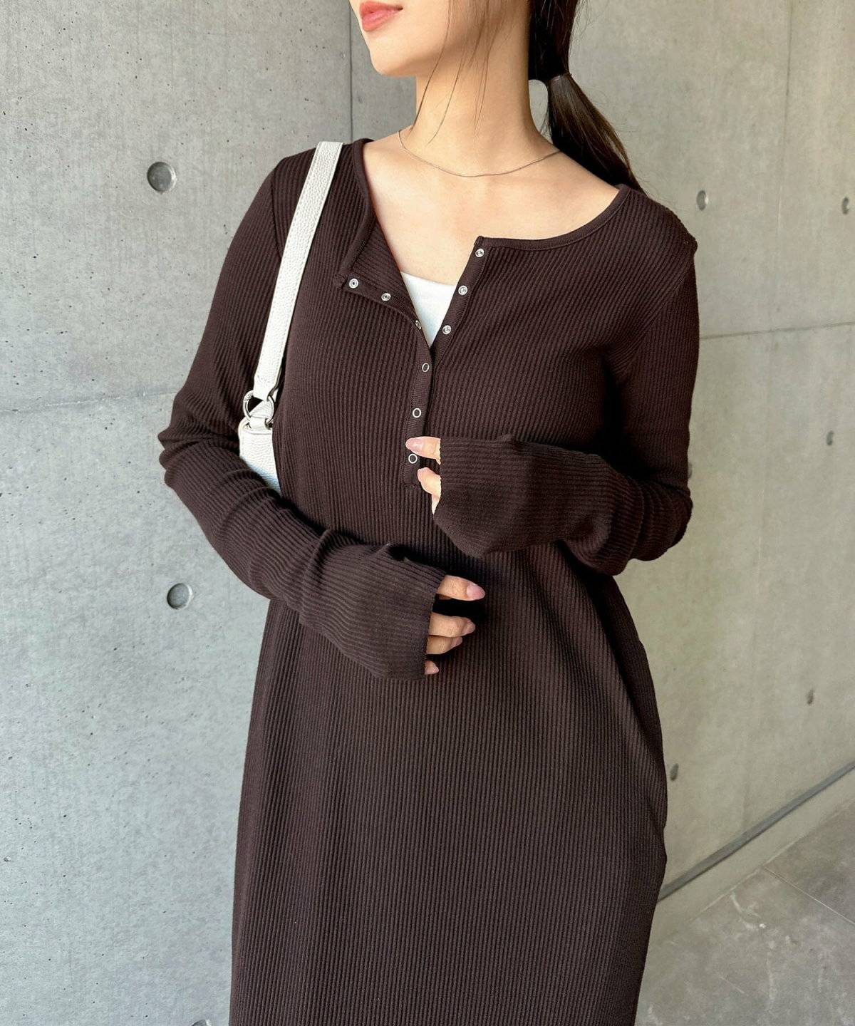 ワンピースを着た女性