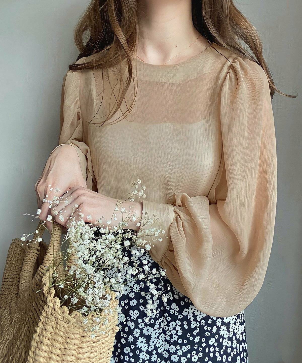 透け感のあるトップスを着た女性