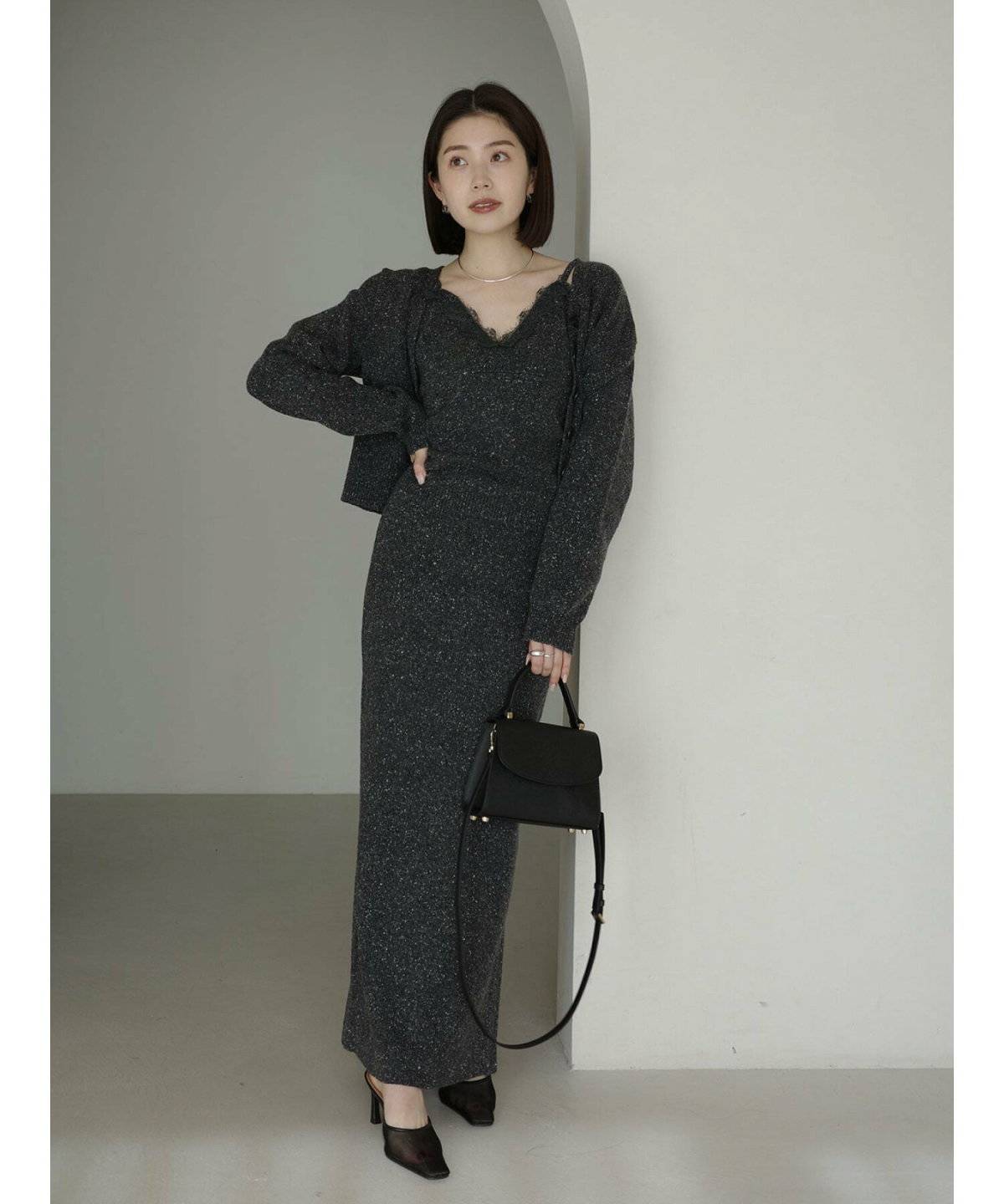 タイトなワンピースを着た女性