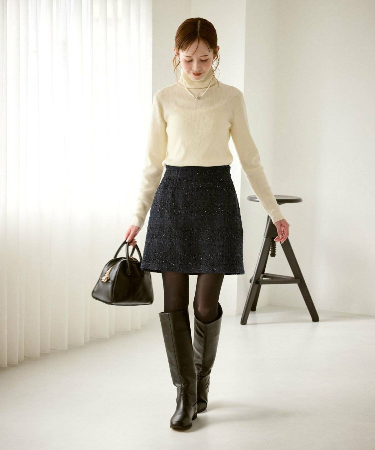 ミニスカートを履いた女性