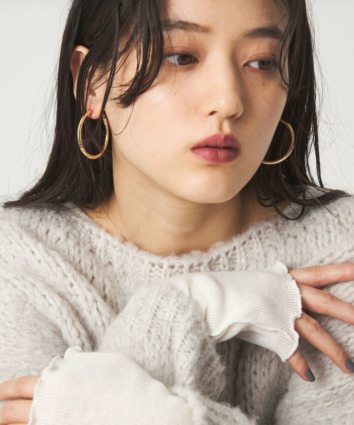 大きいイヤリングを付けた女性