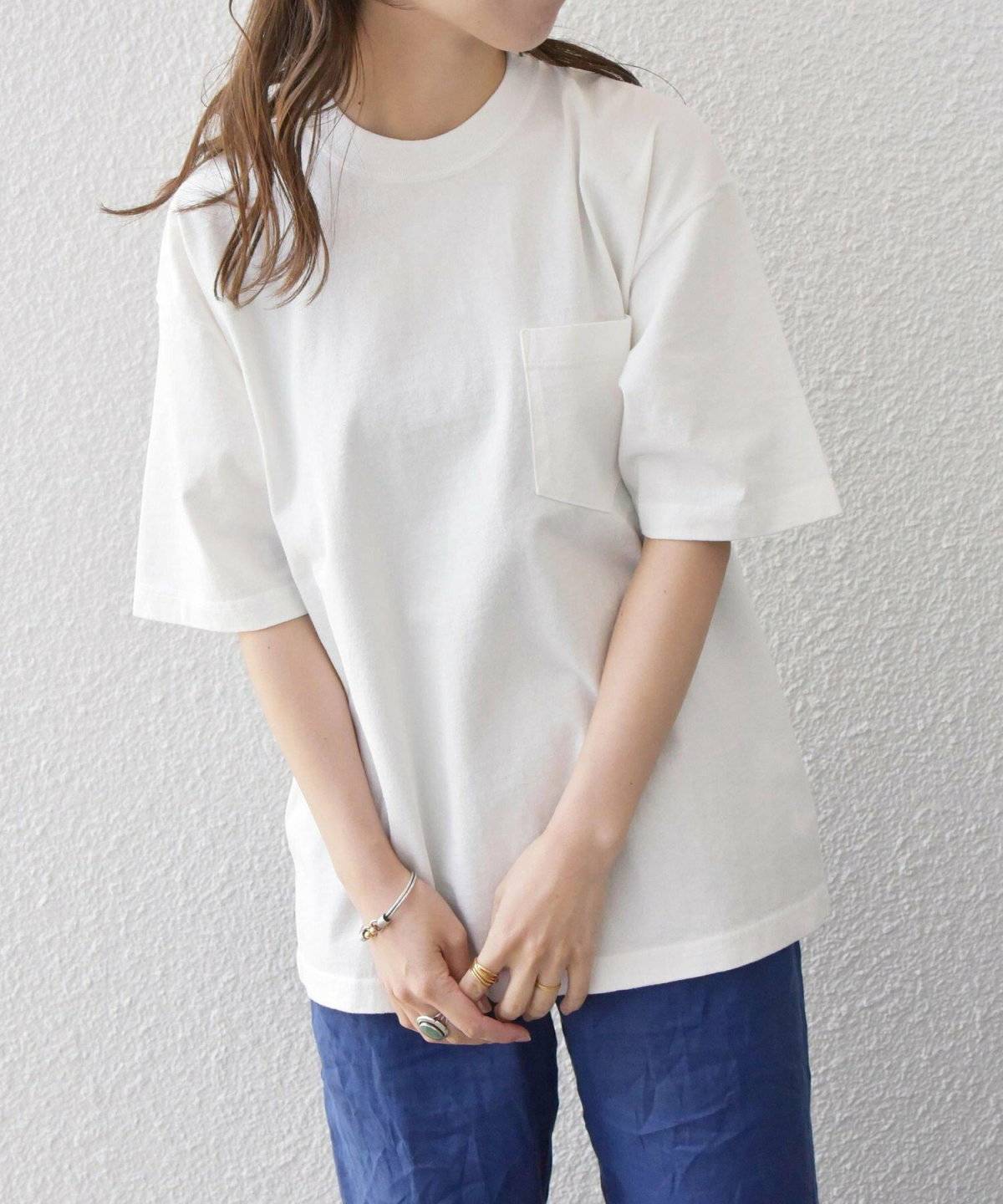 初夏コーデの女性