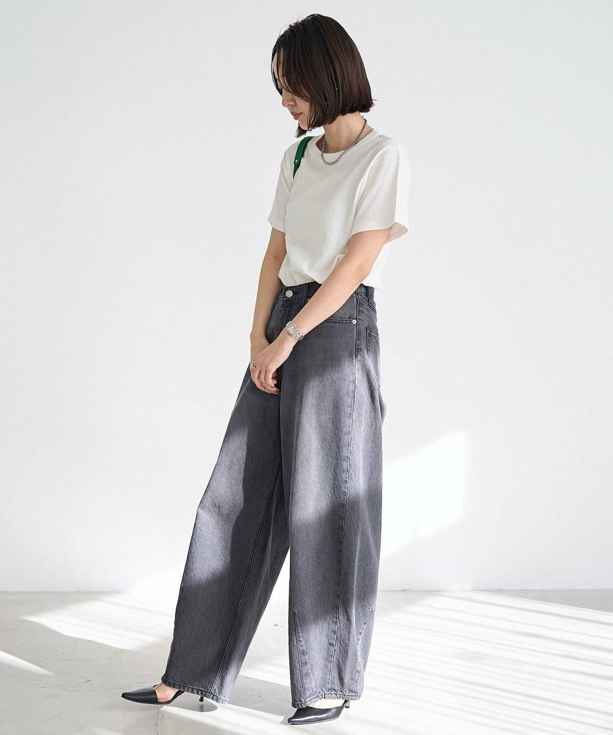 初夏コーデの女性